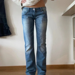 Blå bootcut jeans från Miss Sixty - (lånade bilder) säljer dessa super snygga jeans som tyvärr inte passade mig. Midjemått= 37 cm Innerben=80 cm