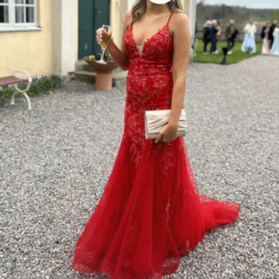 Röd långklänning med spetsdetaljer