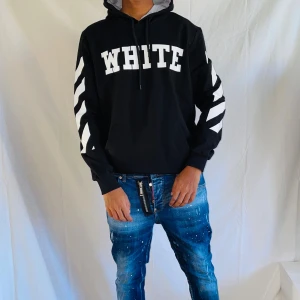 Off white hoodie strl M - Helt ny. Fin replika med grym kvalitet. Modellen är 175cm, bär storlek Medium på bilden. Pris : 799kr. Först till kvarn 