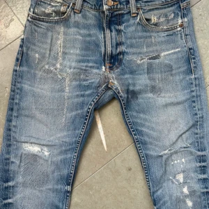 Nudie jeans med slitningar - Säljer dessa nudie jeans i bra skick | W29 L32 väldigt sällsynta | Nypris runt 1800kr
