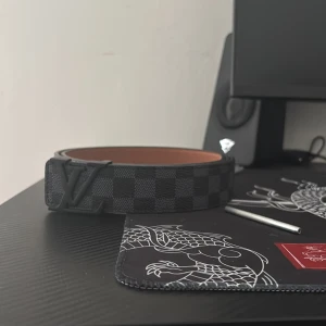 Svart rutig bälte - Svart rutigt bälte – helt nytt och oanvänt! Snyggt och trendigt svart bälte med diskret rutigt mönster. Perfekt accessoar för att lyfta vilken outfit som helst – funkar både till jeans, kjol eller klänning. • Helt nytt, aldrig använt • Justerbar längd • Passar både vardag och fest • Stilren design med rutigt mönster i svart ton