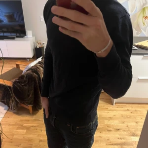 John Henric stickad tröja  - Säljer en stilren mörkblå stickad tröja från John Henric med rund hals och långa ärmar, perfekt nu inför kyligare dagar. Storleken är L men passar M också