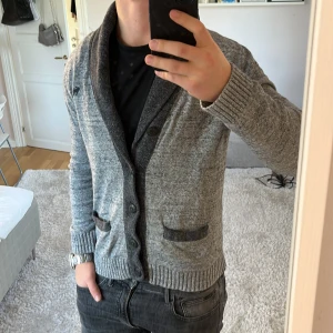 Cardigan  - Stilren Cardigan | Mycket bra skick | Size - M | Pris 449 | Hör av dig vid minsta fråga eller fundering📩