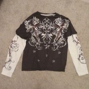 Affliction Svart och Vit Longsleeve - Har inget märke och har använts en del men är endå i mycket bra skick