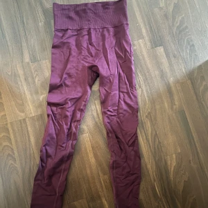 Tights från Björn Borg - Snygga tränings tights från Björn Borg i S/M💜Använd väldigt fåtal gånger!