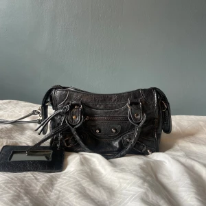 Svart handväska  - Fin väska som tyvärr inte passar min still längre. Medföljer axelrem