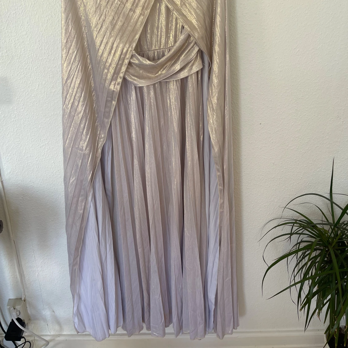 Champagnefärgad långklänning i glansigt tyg - 1