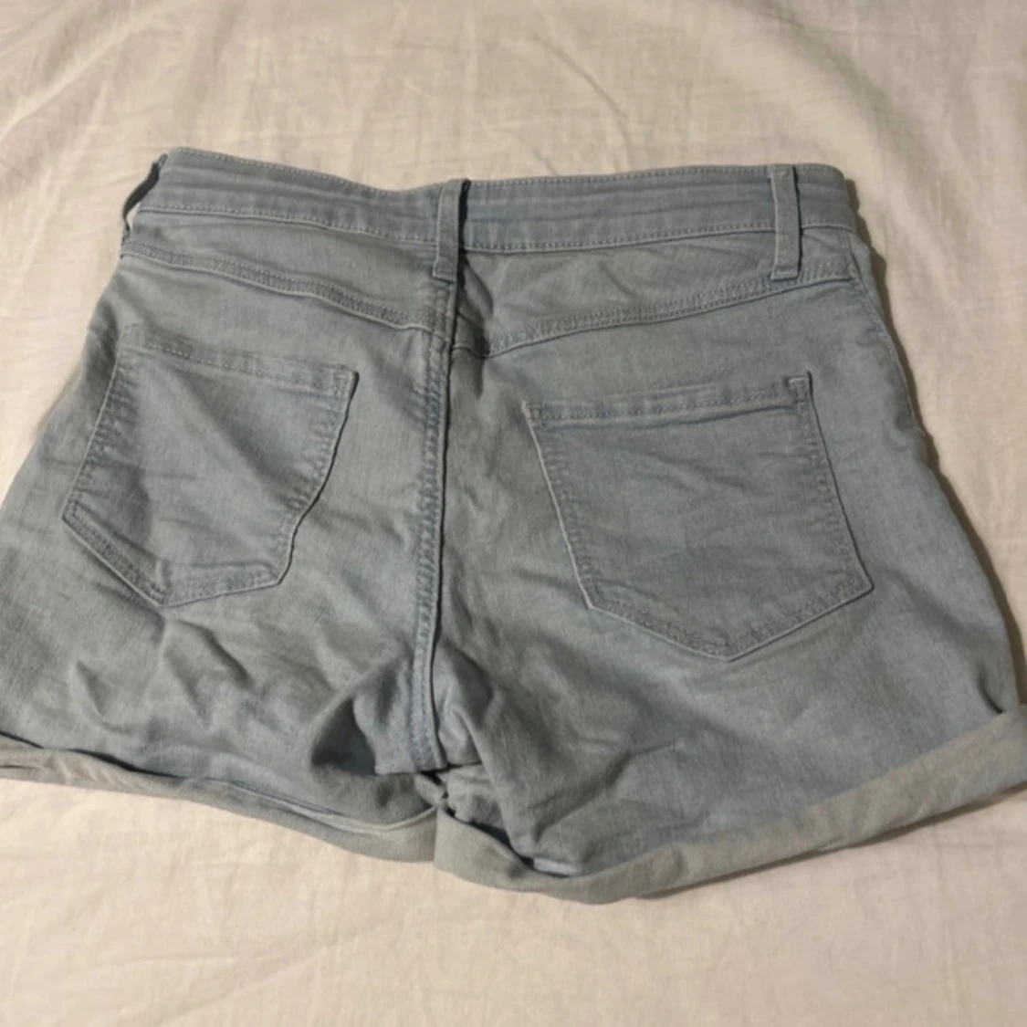 Två par denimshorts med uppvik - 4