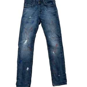 Blå jeans med färgstänk - Säljer ett par coola blå jeans från Jack & Jones med unika färgstänk och texten 'WEST' på baksidan. Perfekta för en avslappnad och kreativ stil! 9/10 skick, inga defekter bara använda någon gång. Pris går att diskutera. Hör av er om ni har frågor eller funderingar! 