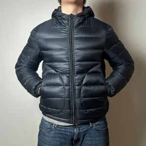 Herno jacka | S  - Blå jacka från Herno | fint skick, inga defekter | jackan är i storlek 48 vilket motsvarar S | har du frågor tveka då inte på att höra av dig 