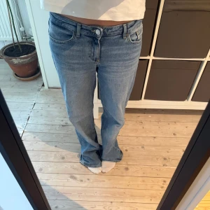 Blå jeans från ONLY med rak passform - Snygga blå jeans från ONLY med klassisk femficksdesign och rak passform. Jeansen har normal midja och är tillverkade i slitstarkt denimtyg. Perfekt för dig som gillar en enkel och tidlös look. Ljusblå tvätt och klassiska detaljer som knapp och dragkedja framtill. Byxorna är lite slitna längst ner men inget som märks💗