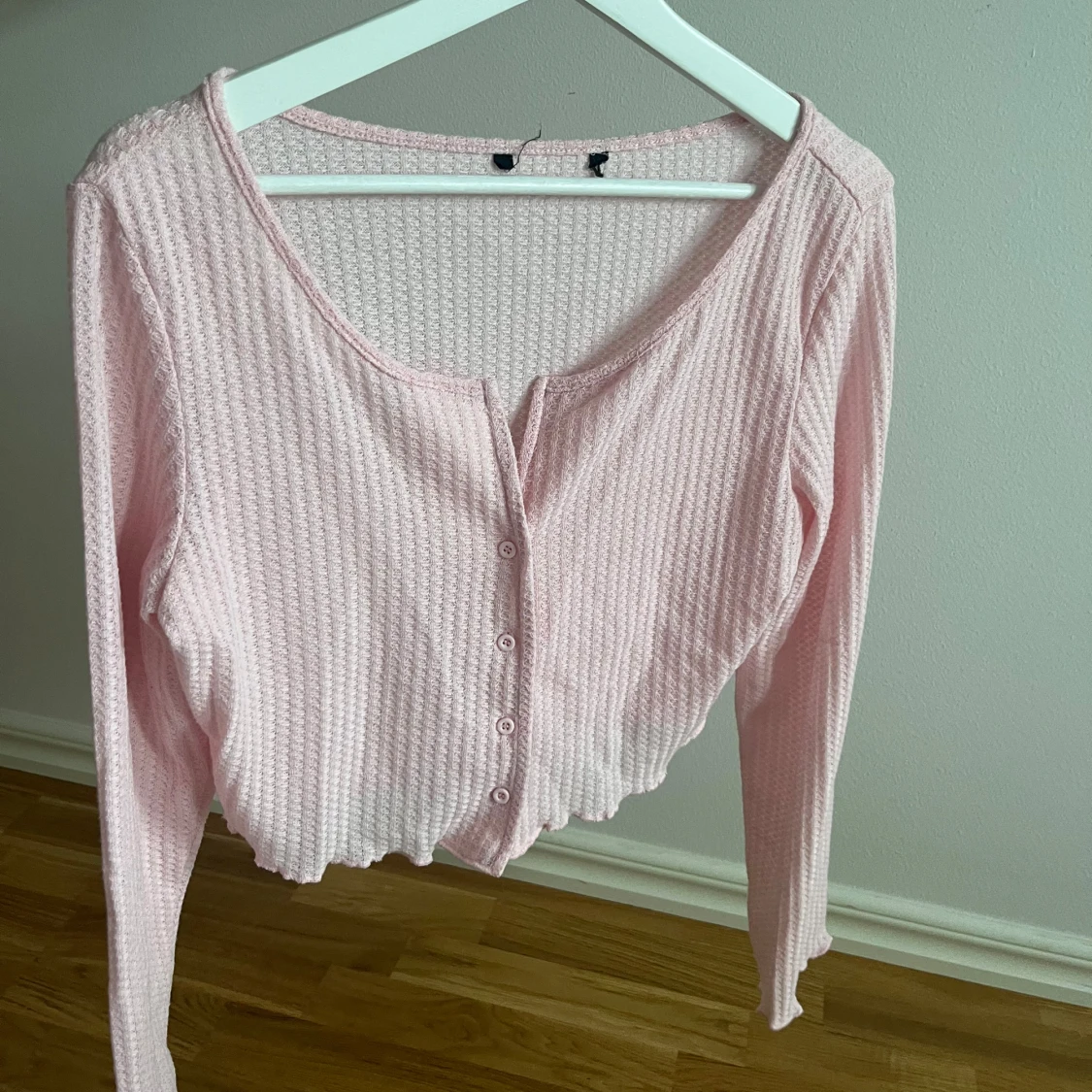 Ljusrosa croppad blus med knappar