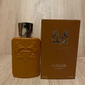 Parfums de Marly Althaïr 125ml - Althaïr från Parfums de Marly i en snygg 125 ml flaska. Eau de Parfum med exklusiv känsla, perfekt för dig som vill sticka ut. Tillverkad i Frankrike. Ingredienser: Alcohol Denat., Parfum (Fragrance), Aqua (Water), Limonene, Linalool, Coumarin, Citral, Geraniol.