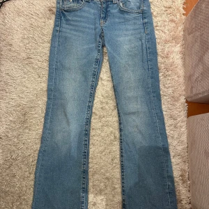Bootcut jeans från Gina Tricot ljusblå - Snygga ljusblå bootcut jeans från Gina Tricot i storlek 170 men passar som s. Jeansen har raka ben med lätt utsvängning och är tillverkade i mjukt denimtyg.
