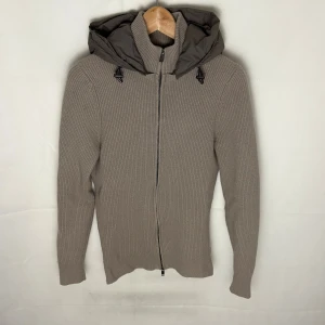 Massimo dutti cardigan  - Modellen är 185. Liten på honom. Passar XS