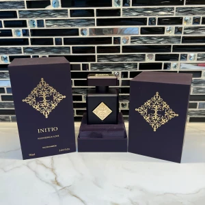 Initio Psychedelic Love EdP 90ml - Initio Psychedelic Love Eau de Parfum i lyxig förpackning. Flaskan rymmer 90ml och har en exklusiv design som sticker ut. Perfekt för dig som vill ha något unikt i din samling.