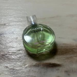 Chanel Chance Eau Fraîche parfym - Fräsch och modern parfym från Chanel, Chance Eau Fraîche. Perfekt för dig som vill sticka ut med en ikonisk doft i snygg flaska. Passar dig som gillar exklusiva och trendiga accessoarer.