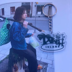 TRASH ISLAND - nyckelring - 1st acrylic Keychain med TRASH ISLAND motiv. Alla DRAIN GANG beställningar kommer med foto + DRAINBABY sticker. Alla beställningar kommer med freebies! *Notera att alla akryl nyckelringar kommer med en skyddsplast på framsidan som man kan dra av.