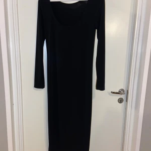 Svart klänning  - Den är använd en gång lappen i klänningen är bort klippt men annars så är det inget som är fel på den 