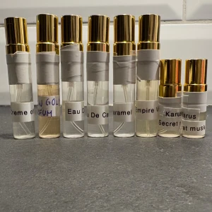 Parfymsplittar - Namn som Creme, Gold, Eau, Caramel, Empire, Karus, Secret musk syns på etiketterna.  Har 3 st Eau de caramell från Essnce 5 ml 55kr styck. Creame of clouds 5 ml 40kr Empire Vicktor från Khadaj 5 ml 55kr Secret musk från Khadaj 3 ml 30kr million gold for her 5 ml -3 spray 65kr. Säg vilken/vilka du vill ha så sätter jag i hop ett paket. 
