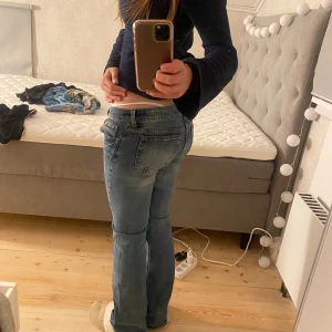 Blåa low waist jeans - Ett par super snygga low waist jeans i storlek 34 som tyvärr är för små för mig 🥹Är ca 165 cm lång och köpte här på Plick så dom är endast testade så aldrig använda! Pris kan också diskuteras! Skriv om ni vill ha flera bilder eller om ni har några frågor! ❤️