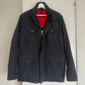 J.Lindeberg jacka  - Grymt snygg jacka från J.Lindeberg i gott skick! Fodrad och varm vilket är perfekt inför de kallare dagarna! 