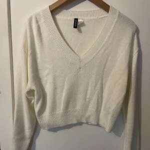 Vit stickad tröja  - Supermysig vit stickad tröja från H&M. Tröjan har djup v-ringning, ribbade muddar och lång ärm. Mjuk och skön kvalitet, perfekt för höst och vinter🤍