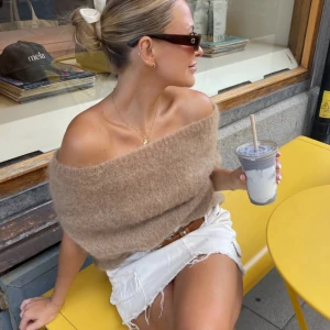 Jättesnygg mysig tröja💗 - En stickad mysig höst tröja som passar till allt, perfekt nu till vintern/hösten och man kan själv bestämma hur man vill ha tröjan vid axlarna🌟💗 tröjan är mellan storlekar som S/M