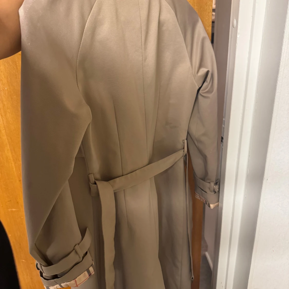 Beige trenchcoat med rutigt foder - 1