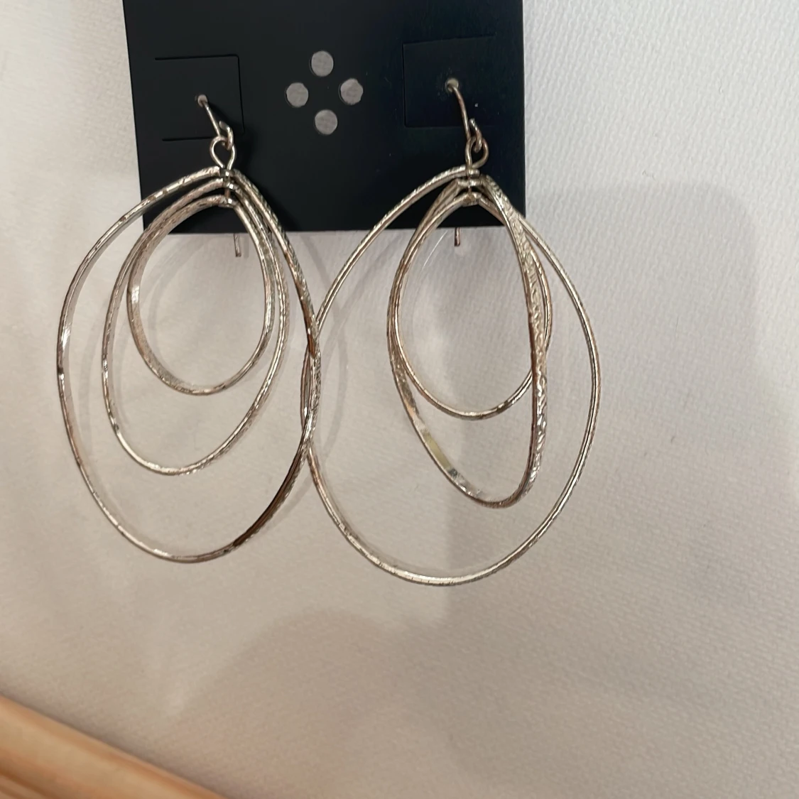 Stora silvriga örhängen från Complement - 1