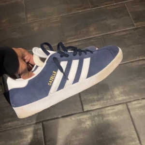 Adidas Gazelle - Inprincip helt nya adidas gazelle, bra skick, inga defekter. Nypris 1200. Mitt pris 449.