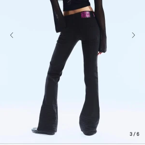 Svarta bootcut jeans  - intressekoll på mina svarta jeans från cheap monday i storlek 28/32. lappen där bak saknas men de gör inget.