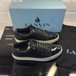 Lanvin skor - Lanvin skor i väldigt bra skick | Storlek uk 10 vilket motsvarar 44, fråga om innermått vid osäkerhet | Pris går att diskutera vid seriöst intresse | Ingår: Box och dustbag | Hör av dig vid frågor eller funderingar!