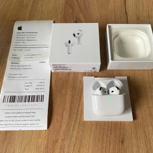 AirPods 4 - Säljer ett par Apple AirPods 4 använda ett halvår men i nyskick, komplett med originalkartong och kvitto från maj 2025. Hörlurarna och laddningsfodralet är i mycket fint skick utan synliga repor eller slitage. Perfekt för trådlös musik och samtal.