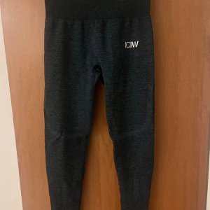 ICIW träningsbyxor - Super fina grå/grön-blå träningsbyxor från ICIW med ventileringshål baktill. Byxorna är endast testade aldrig använda