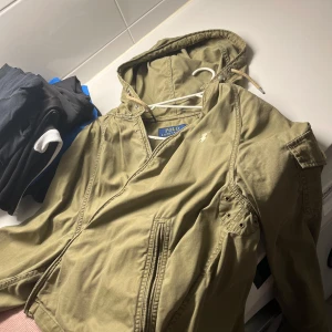Olivgrön vindjacka från Polo Ralph Lauren - EXKLUSIV RALPH LAUREN VINDJACKA.       Snygg olivgrön vindjacka från Ralph Lauren. Skriv till mig för fler bilder, serienummer osv.  