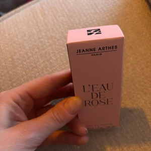 Jeanne Arthes L'Eau de Rose 30ml - Trendig parfym från Jeanne Arthes Paris. L'Eau de Rose kommer i en smidig 30 ml flaska – perfekt att ta med överallt. Snygg rosa förpackning som sticker ut i badrumsskåpet.
