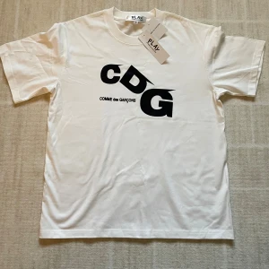 Vit t-shirt från Comme des Garçons - 🆕 Helt ny, aldrig använd ✨ Riktigt bra kvalitet 📏 Storlek S  ❤️ Klassisk design  Skriv gärna vid intresse eller frågor!!🤝