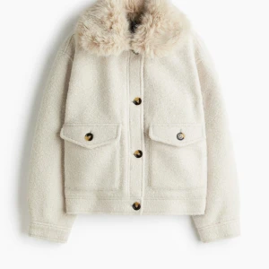 Snygg kappa med päls  - Säljer denna supersnygga kappan med päls vid kragen, säljer då jag behöver rensa min garderob!! ❤️