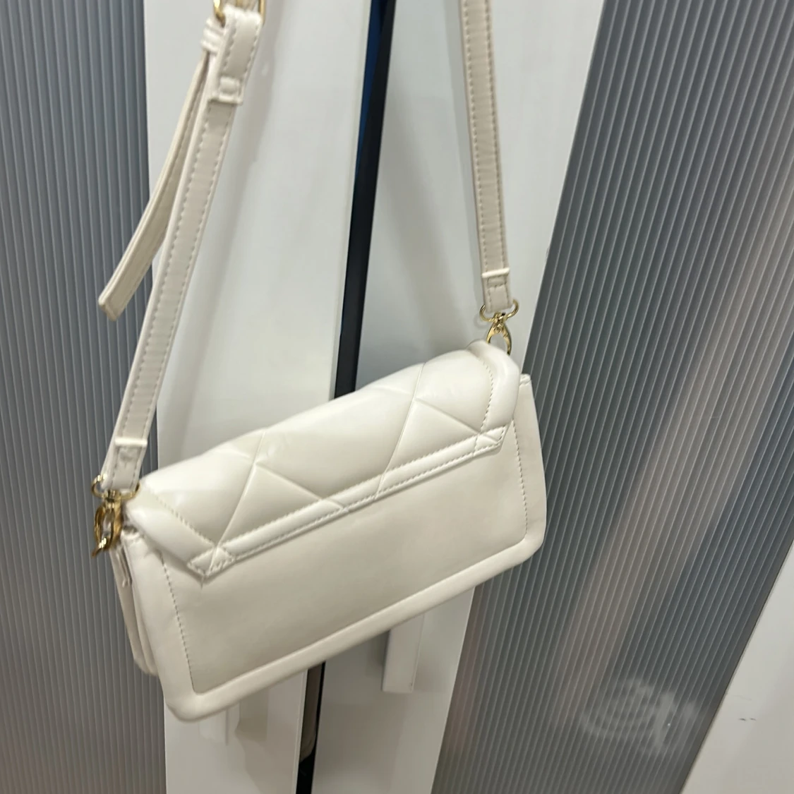 Vit axelväska med lång rem - 4