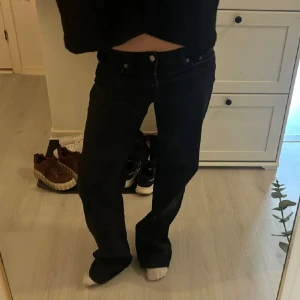 Low waist jeans zara - Skiiitsnygga jeans använda max 2 gånger så nyskick, jätte sköna!! Stl 38 men sitter bra på 36 också 🥰🥰🥰😘