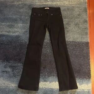 Svarta jeans från Gina - Svarta bootcut jeans från Gina. Inte använda så mycket då de är för små för mig. Storlek 34💗