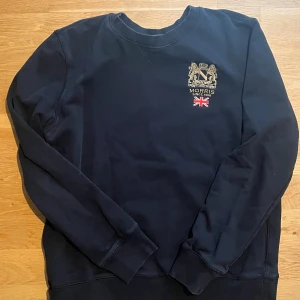 Mörkblå sweatshirt från Morris - Snygg mörkblå sweatshirt från Morris i 10/10 skick. Riktigt skön tröja som sitter i normal passform. Hör av er för fler frågor.             (Fraktar inom 24h)