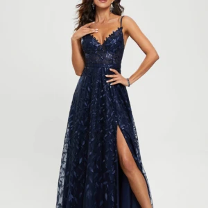 Balklänning - Marinblå balklänning i storlek 36. Den är använd av två olika personer på varsin bal, gott skick