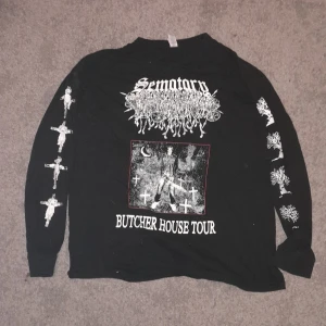 Sematary Butcher House Tour Longsleeve - Köpte den för nåt år sedan men har knappt använt den så den är i bra skick
