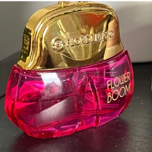 Flower Boom Eau de Parfum - Flower Boom från FLORDEMAYO är en parfym på 20 ml. Perfekt för dig som vill sticka ut med en färgstark flaska.