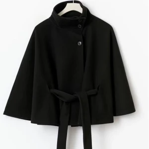 Kappa med bälte och hög krage från Gina  - Snygg kappa med hög krage och knappar framtill från Gina Tricot. Jackan har ett bälte i midjan för extra stilpoäng och en clean, minimalistisk look. Perfekt för dig som gillar klassiska vibes och vill ha något som funkar till många outfits.