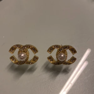 Snygga örhängen  - Helt nya örhängen i guld färg, strass och en pärla 