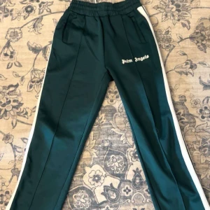palm angels byxor grön färg - Inget fel på de storlek S,har även zipen på den också ifall ni vill köpa hela dressen så är det 999kr
