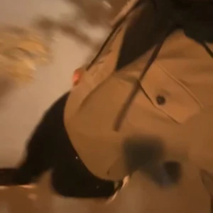 Overshirt i ull från Acne Studios - Snygg olivgrön overshirt från Acne Studios i mjuk ullmix. Jackan har två stora bröstfickor med lock, klassisk krage och rak passform. Stängs med dragkedja framtill och har långa ärmar med knappdetalj vid mudden. Perfekt att styla med jeans för en clean look.